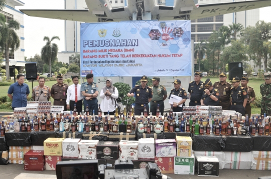 Bea Cukai Musnahkan 2,7 Juta Batang Rokok dan 14 Ribu Botol Miras Ilegal