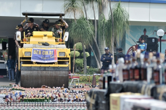 Bea Cukai Musnahkan 2,7 Juta Batang Rokok dan 14 Ribu Botol Miras Ilegal