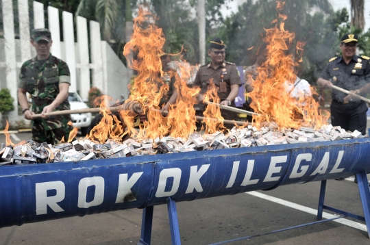 Bea Cukai Musnahkan 2,7 Juta Batang Rokok dan 14 Ribu Botol Miras Ilegal