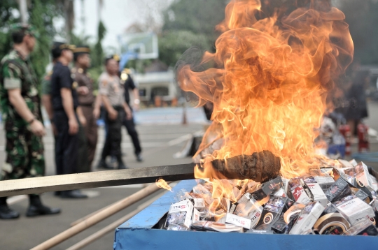 Bea Cukai Musnahkan 2,7 Juta Batang Rokok dan 14 Ribu Botol Miras Ilegal