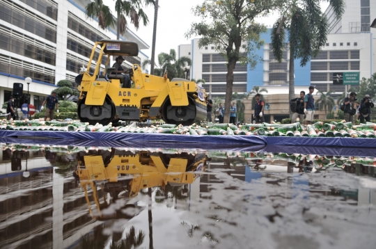 Bea Cukai Musnahkan 2,7 Juta Batang Rokok dan 14 Ribu Botol Miras Ilegal