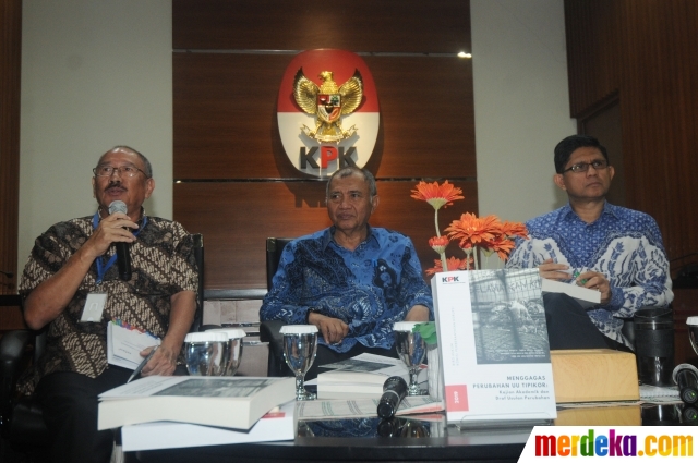 Ketua Komisi Pemberantasan Korupsi (KPK), Agus Rahardjo (tengah), Dosen Hukum Pidana Universitas Parahyangan, Agustinus Pohan (kiri), dan Wakil Ketua KPK, Laode M. Syarief saat menjadi pembicara dalam diskusi di Gedung KPK, Jakarta, Kamis (19/12). Diskusi tersebut membahas gagasan perubahan Undang-Undang tentang Pemberantasan Tindak Pidana Korupsi (UU Tipikor).