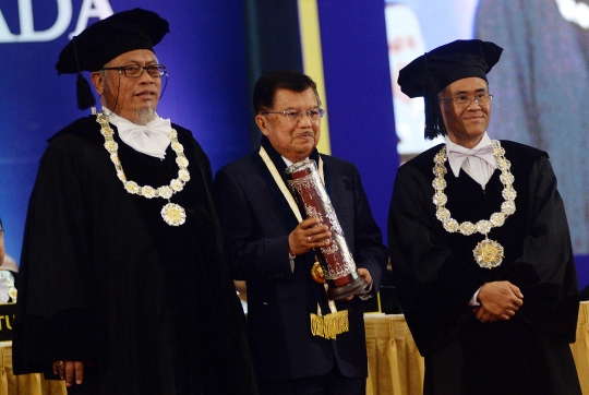 Jusuf Kalla Terima Hamengku Buwono IX Award dari UGM