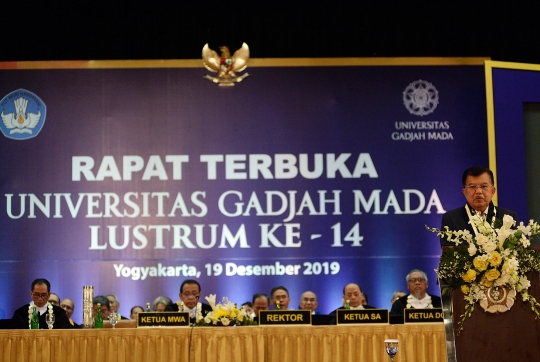 Jusuf Kalla Terima Hamengku Buwono IX Award dari UGM