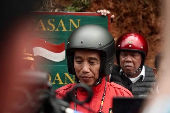 Gaya Jokowi Saat Touring Bareng Menteri ke Ujung Negara