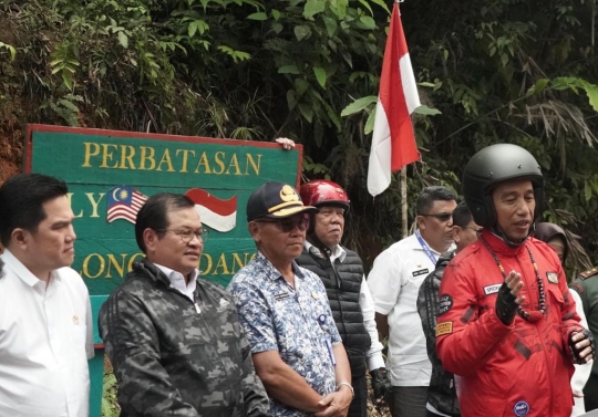 Gaya Jokowi Saat Touring Bareng Menteri ke Ujung Negara