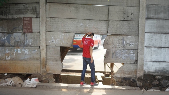 Tembok Berlubang Jadi Akses Alternatif Pejalan Kaki ke Terminal Kampung Rambutan