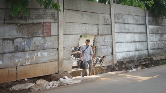Tembok Berlubang Jadi Akses Alternatif Pejalan Kaki ke Terminal Kampung Rambutan