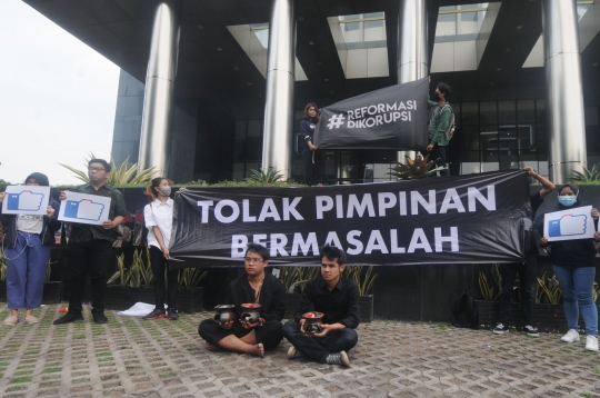 Aksi Teatrikal ICW Tolak Pimpinan KPK Bermasalah