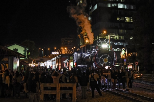 Sambut Natal, Kereta Wisata di Kolombia Dipasangi Lampu Warna-Warni