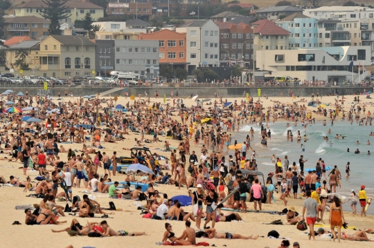 Didera Cuaca Panas, Warga Sydney Penuhi Pantai Bodi