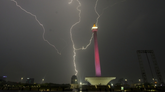 Kilat Petir di Langit Jakarta