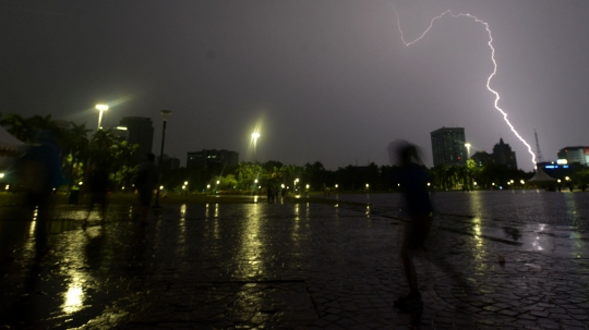 Kilat Petir di Langit Jakarta