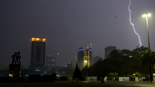 Kilat Petir di Langit Jakarta