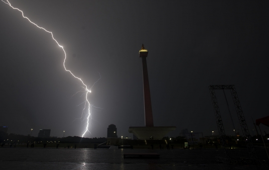 Kilat Petir di Langit Jakarta