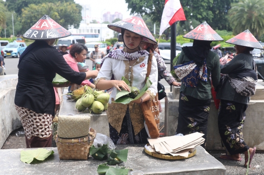 Hari Ibu, Aktivis Perempuan Meruwat Negeri di Depan Istana