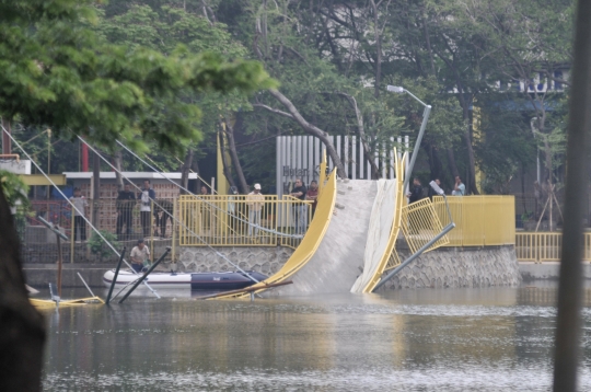 Baru Diresmikan, Jembatan Hutan Kota Kemayoran Ambruk