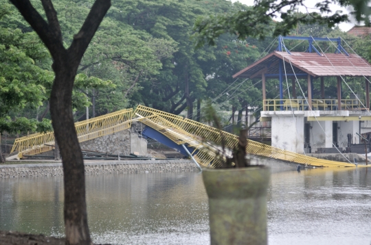 Baru Diresmikan, Jembatan Hutan Kota Kemayoran Ambruk