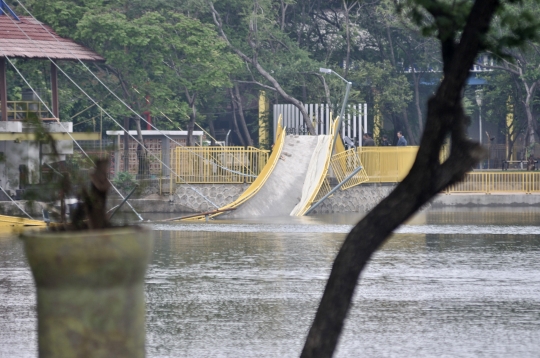 Baru Diresmikan, Jembatan Hutan Kota Kemayoran Ambruk