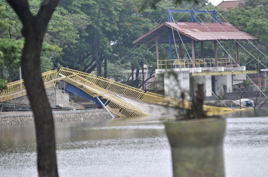 Baru Diresmikan, Jembatan Hutan Kota Kemayoran Ambruk