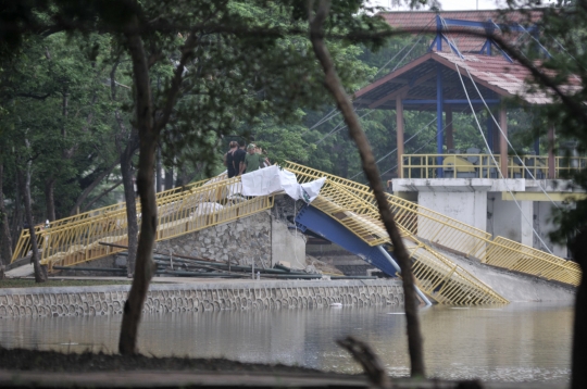 Baru Diresmikan, Jembatan Hutan Kota Kemayoran Ambruk