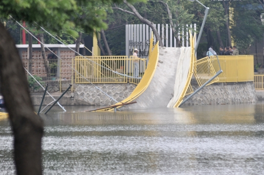 Baru Diresmikan, Jembatan Hutan Kota Kemayoran Ambruk