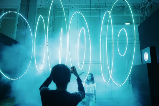 Gemerlap Cahaya Futuristik di Wave of Tomorrow