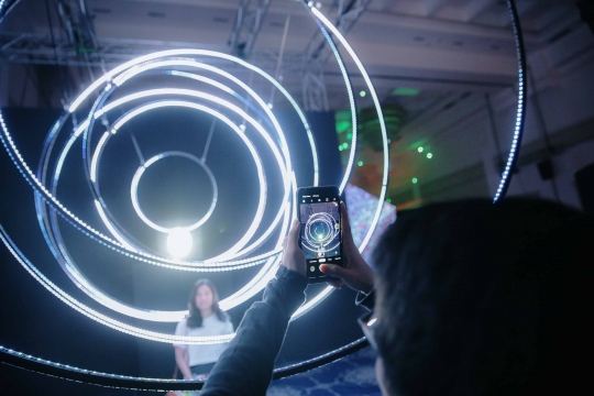 Gemerlap Cahaya Futuristik di Wave of Tomorrow