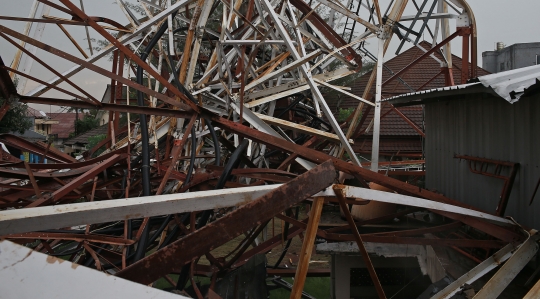 Kondisi Menara Pemancar RRI yang Roboh di Radio Dalam