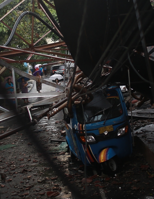 Kondisi Menara Pemancar RRI yang Roboh di Radio Dalam