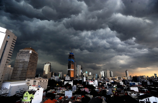 Penampakan Awan Kumulonimbus di Langit Jakarta