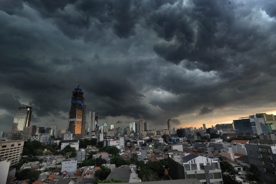 Penampakan Awan Kumulonimbus di Langit Jakarta