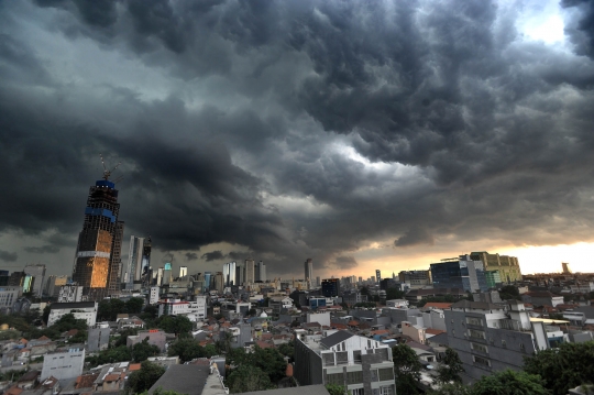 Penampakan Awan Kumulonimbus di Langit Jakarta