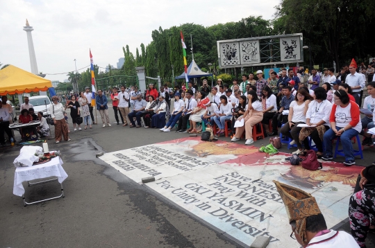 Jemaat GKI Yasmin dan HKBP Filadelfia Rayakan Natal di Seberang Istana