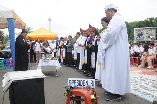 Jemaat GKI Yasmin dan HKBP Filadelfia Rayakan Natal di Seberang Istana