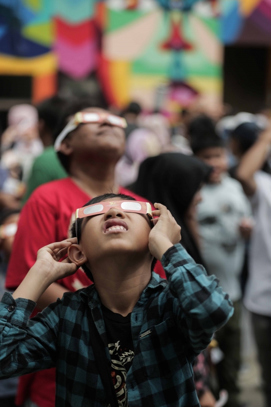 Antusias Warga Menyaksikan Gerhana Matahari Parsial