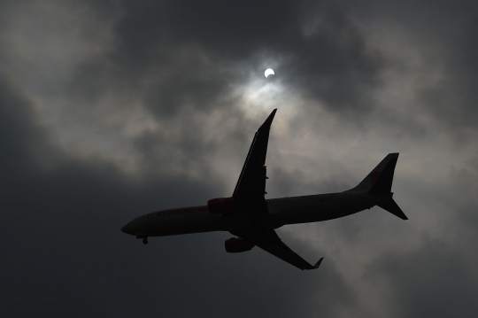 Penampakan Gerhana Matahari 'Ring of Fire' di Langit Asia