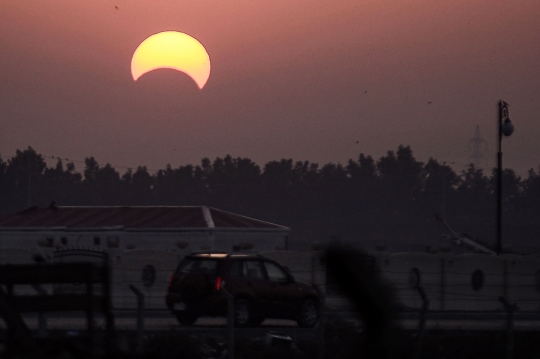 Penampakan Gerhana Matahari 'Ring of Fire' di Langit Asia