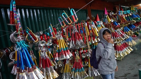 Pedagang Terompet Tahun Baru Mulai Marak