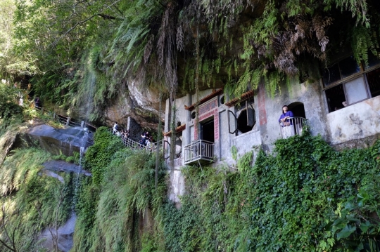 Berwisata ke Kuil Tao yang Sejuk di Gua Gunung Yinhe