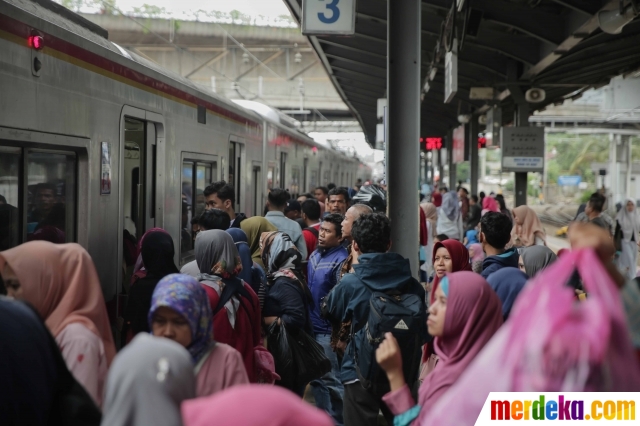 Foto : Malam Tahun Baru, KRL Commuter Line Beroperasi Hingga Jam 03.00 ...