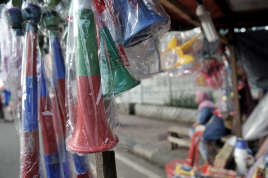Jelang Tahun Baru, Penjualan Terompet Plastik Marak