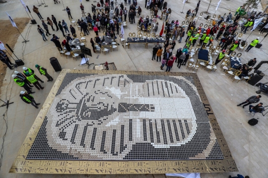 7.260 Cangkir Kopi Disulap Jadi Mosaik Topeng Firaun di Mesir