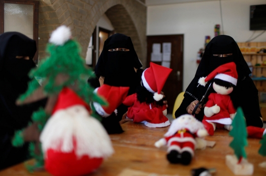 Potret Wanita Bercadar di Jalur Gaza Membuat Boneka Sinterklas