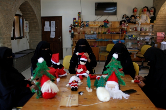Potret Wanita Bercadar di Jalur Gaza Membuat Boneka Sinterklas
