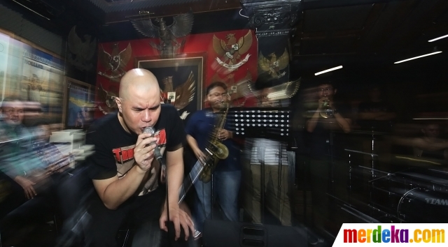 Foto : Usai Bebas, Ahmad Dhani Langsung Latihan Musik Bareng TRIAD