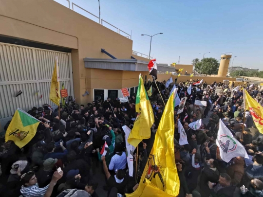 Amarah Massa Irak Bakar Kedutaan AS di Baghdad