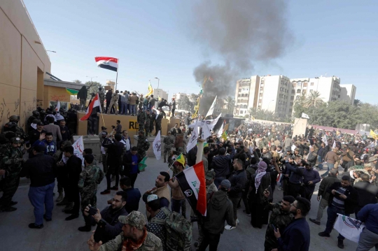 Amarah Massa Irak Bakar Kedutaan AS di Baghdad