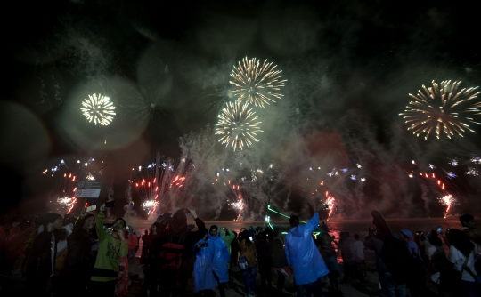 Kemeriahan Pesta Kembang Api Sambut Tahun Baru 2020 di Ancol