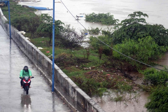 Aliran Banjir Kanal Barat Tanah Abang Nyaris Meluap